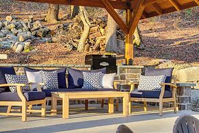 Benezette Cabin w/ Hot Tub, Grill & Mtn Views