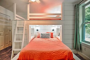 Benezette Cabin w/ Hot Tub, Grill & Mtn Views