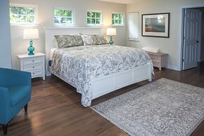 Getaway on Crystal Clear Lake: Main & Guest House!