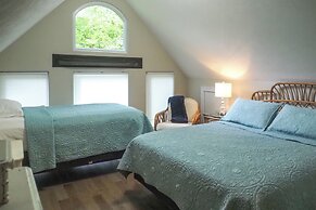 Getaway on Crystal Clear Lake: Main & Guest House!