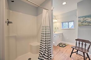 Getaway on Crystal Clear Lake: Main & Guest House!