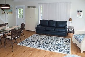 Getaway on Crystal Clear Lake: Main & Guest House!