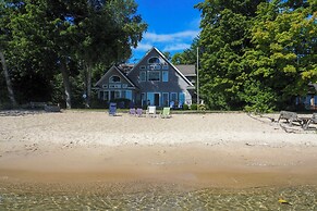 Getaway on Crystal Clear Lake: Main & Guest House!