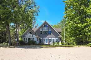 Getaway on Crystal Clear Lake: Main & Guest House!