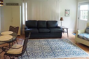 Getaway on Crystal Clear Lake: Main & Guest House!