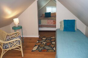 Getaway on Crystal Clear Lake: Main & Guest House!