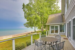 Getaway on Crystal Clear Lake: Main & Guest House!