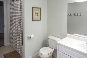Getaway on Crystal Clear Lake: Main & Guest House!