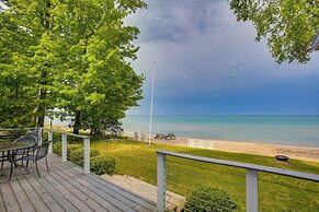 Getaway on Crystal Clear Lake: Main & Guest House!