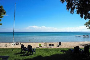 Getaway on Crystal Clear Lake: Main & Guest House!