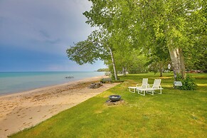 Getaway on Crystal Clear Lake: Main & Guest House!