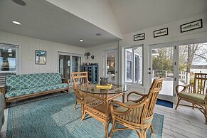 Getaway on Crystal Clear Lake: Main & Guest House!