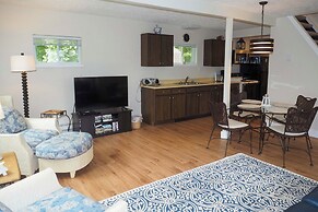 Getaway on Crystal Clear Lake: Main & Guest House!