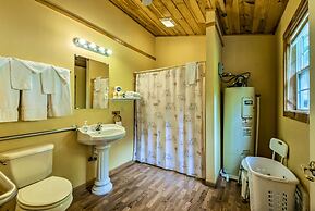 North Carolina Retreat w/ Hot Tub, Deck & Fire Pit