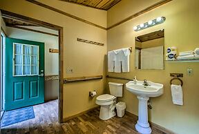 North Carolina Retreat w/ Hot Tub, Deck & Fire Pit