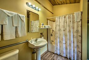 North Carolina Retreat w/ Hot Tub, Deck & Fire Pit