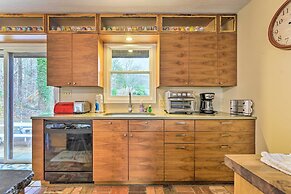 14 Mi to Beech Mountain: Home w/ Grills!