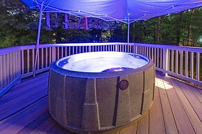 Charlotte Vacation Rental w/ Private Hot Tub!