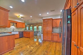 Coffeeville Cabin w/ Deck ~ 7 Mi to Grenada Lk