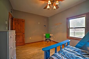 Coffeeville Cabin w/ Deck ~ 7 Mi to Grenada Lk