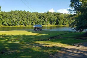 Coffeeville Cabin w/ Deck ~ 7 Mi to Grenada Lk