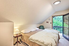 Cozy Roan Mountain Cabin w/ Private Balcony!