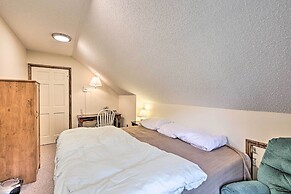 Cozy Roan Mountain Cabin w/ Private Balcony!