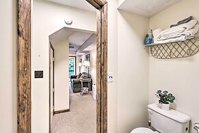 Cozy Roan Mountain Cabin w/ Private Balcony!