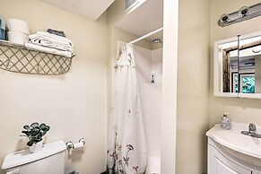 Cozy Roan Mountain Cabin w/ Private Balcony!