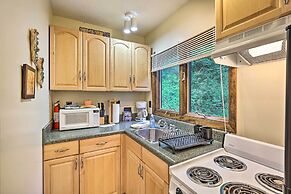 Cozy Roan Mountain Cabin w/ Private Balcony!