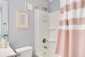 Gulf Shores Condo: Covered Balcony & Beach Access