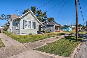 Lake Charles Cottage w/ Fireplace & Yard!