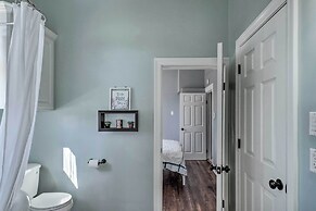 Lake Charles Cottage w/ Fireplace & Yard!