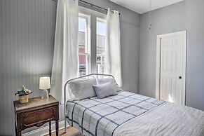 Lake Charles Cottage w/ Fireplace & Yard!