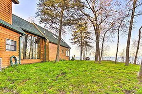 Lakefront Applegate Retreat w/ Private Beach!