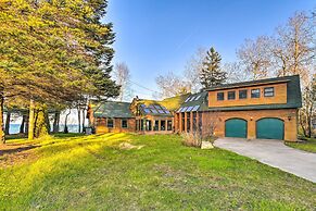 Lakefront Applegate Retreat w/ Private Beach!