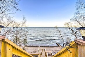 Lakefront Applegate Retreat w/ Private Beach!