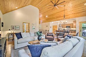 Luxe Wintergreen Resort Escape w/ Hot Tub!