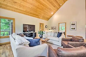 Luxe Wintergreen Resort Escape w/ Hot Tub!