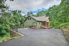 Luxe Wintergreen Resort Escape w/ Hot Tub!