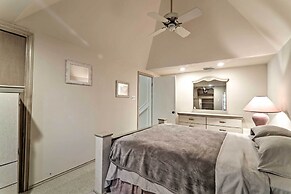 Pool & Hot Tub: Lakefront Harlingen Home