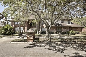 Pool & Hot Tub: Lakefront Harlingen Home