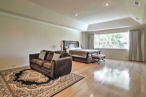 Pool & Hot Tub: Lakefront Harlingen Home