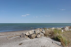 Pet-friendly Oak Harbor Condo: Walk to Lake!