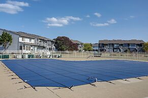 Pet-friendly Oak Harbor Condo: Walk to Lake!