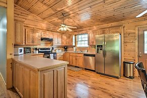 Quiet & Cozy Omaha Cabin ~ 20 Mi to Branson!