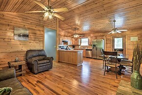 Quiet & Cozy Omaha Cabin ~ 20 Mi to Branson!