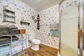 Pet-friendly Smoky Mountain Getaway w/ Fire Pit!