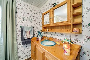 Pet-friendly Smoky Mountain Getaway w/ Fire Pit!