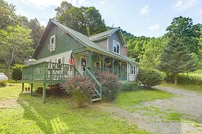 Pet-friendly Smoky Mountain Getaway w/ Fire Pit!